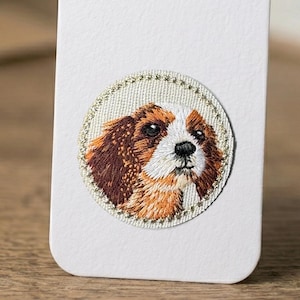 Broderad lapp med strykfunktion för Cavalier King Charles Spaniel, guldkantad hundporträtt