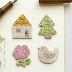 Broderat tygmärke med skogsmotiv: Fågel, blomma, träd, hus - självhäftande