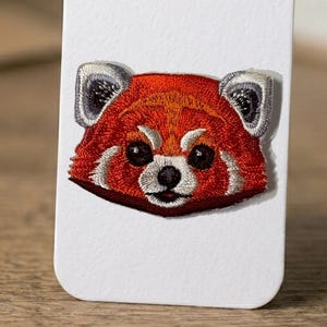 Broderad lapp med röd panda: Strykklistermärke med hög densitet och glänsande tråd