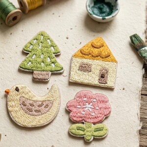 Conjunto de remendos bordados de floresta: pássaro, flor, árvore, casa - autoadesivo