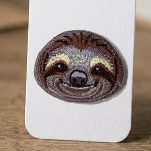 Broderad lapp med sengångare | Stryk-på-tygmärke med avslappnat djurmotiv för jackor, mössor, ryggsäckar