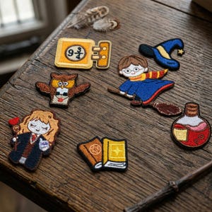 Puede incluir: Un conjunto de parches bordados con personajes y símbolos de una serie de fantasía. Incluye un letrero de Hogwarts Express, un sombrero de mago, una botella de poción, un búho, un personaje en una escoba y dos libros.