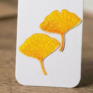 Broderade tygmärken med ginkgoblad, set med gyllene botaniska märken (2 tygmärken)