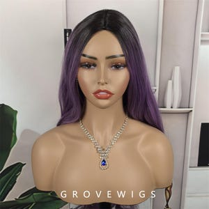 Peluca morada, larga, ondulada, de cabello sintético lavanda con flequillo en medio y correas ajustables. Peluca de fantasía moldeable con calor. Pelucas de cosplay.