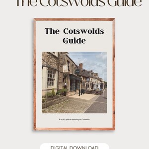 Peut inclure: Une impression encadrée intitulée The Cotswolds Guide présentant une photographie d'une rue avec des bâtiments en pierre dans les Cotswolds. Le texte indique The Cotswolds Guide et A local's guide to exploring the Cotswolds. Le cadre est en bois.