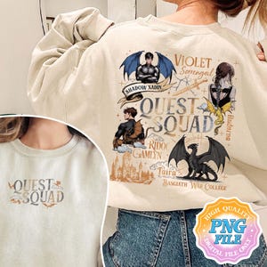 Puede incluir: Una sudadera beige con un estampado gráfico de personajes y un dragón. El estampado incluye el texto "Quest Squad", "Shadow Xaddy", "Violet Sorrengail", "Ridoc Gamlyn", "Tairn", "Basgiath War College" y "Hindorna".