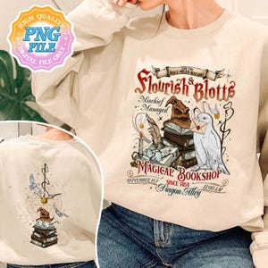 Può includere: Felpa beige con una grafica raffigurante una pila di libri, un cappello parlante e un gufo con una lettera. Il testo include "Flourish & Blotts", "Magical Bookshop" e "Mischief Managed". Il retro della felpa ha un design simile.
