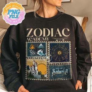 Peut inclure: Sweat-shirt noir avec un motif graphique représentant le texte "Zodiac Academy" et des images d'un château, d'une carte céleste et d'un soleil avec le texte "take me to Solaria".