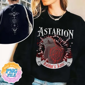 Puede incluir: Camiseta negra con un gráfico blanco de un personaje del videojuego Baldur's Gate. El gráfico presenta el nombre del personaje "Astarion" y un círculo rojo con runas en su espalda.