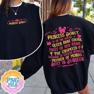 Puede incluir: Sudadera negra con texto rosa y dorado "PRINCESS DONUT". La parte trasera presenta un gráfico rosa y dorado con el texto "PRINCESS DONUT OF THE HOUSE QUEEN ANNE CHONK FIRST OF HER NAME THE UNSPAYED SCOURGE OF COCKER SPANIELS MOTHER OF MONGO BEST IN DUNGEON."