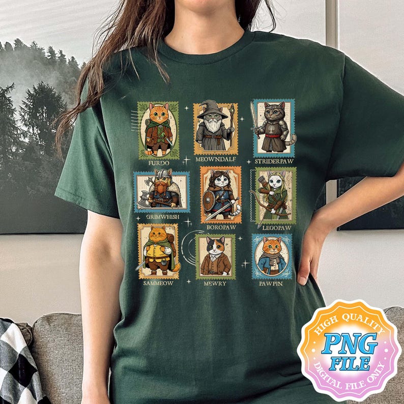 Op de afbeelding: Donkergroen t-shirt met negen kattenillustraties in postzegelontwerpen. Elke kat is gekleed als een personage met namen als Furdo, Meowndalf en Striderpaw. Het shirt bevat de tekst "HIGH QUALITY PNG FILE DIGITAL FILE ONLY".