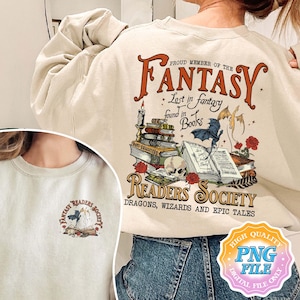 Op de afbeelding: Een beige sweatshirt met een grafisch ontwerp met een stapel boeken, een schedel, een draak en een kaars. De tekst luidt "Proud Member of the Fantasy Readers Society, Dragons, Wizards and Epic Tales".
