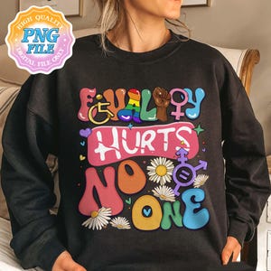 Op de afbeelding: Zwart sweatshirt met de tekst "Equality Hurts No One" in kleurrijke, retro letters. Het ontwerp bevat een regenboog, een vuist en gender symbolen, met madeliefjes.
