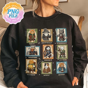Op de afbeelding: Donkergrijze sweatshirt met negen kattenillustraties ontworpen als postzegels. Elke kat is gekleed in fantasiekleding met namen als "Furdo" en "Meowndalf". De sweatshirt heeft een vintage, licht vervaagde uitstraling.