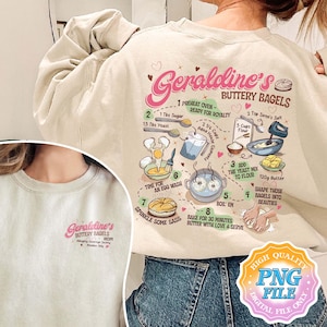 Puede incluir: Una sudadera beige con un diseño gráfico de una receta de bagels con mantequilla. El diseño incluye un título rosa "Geraldine's Buttery Bagels" y una guía paso a paso con ilustraciones. El texto incluye "Precalentar el horno", "Tiempo para un lavado de huevo", "Hervir", "Dar forma a estos bagels en bellezas" y "Espolvorear un poco de sass".