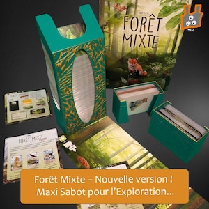 Peut inclure: Jeu de société "Forêt Mixte" sur le thème de la forêt. Il comprend un porte-cartes vert avec des accents dorés, des boîtes à cartes et des cartes de jeu. L'illustration de la boîte représente un renard dans une forêt. Le texte sur la boîte indique "Forêt Mixte".