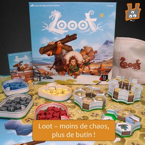 Peut inclure: Un jeu de société avec une boîte illustrée de personnages portant des bûches et des marchandises. Le jeu comprend diverses pièces de jeu dans des conteneurs, un sac en tissu et un plateau de jeu. Le texte "Loot - moins de chaos, plus de butin!" est affiché.