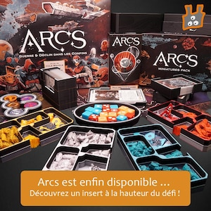 Op de afbeelding: Een verzameling bordspellen, waaronder dozen, dobbelstenen en miniatuurfiguren. De speldozen tonen de titel "ARCS" met kunstwerken met een sciencefictionthema. De tekst "Arcs est enfin disponible... Découvrez un insert à la hauteur du défi!"