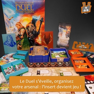 Peut inclure: Jeu de société "DUEL" en français, avec des illustrations de personnages et de paysages. Le jeu comprend des cartes, des pions et des plateaux de rangement. Le texte "Le Duel s'éveille, organisez votre arsenal : l'insert devient jeu !" est affiché.
