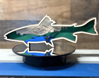 Handgefertigte Fliegenfischer Holzskulptur am See