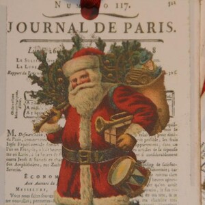 Pu&ograve; includere: Un'illustrazione vintage di Babbo Natale che tiene un tamburo e una tromba. Indossa un abito rosso con rifiniture bianche e una barba bianca. L'illustrazione &egrave; tratta da un giornale francese chiamato "Journal de Paris".