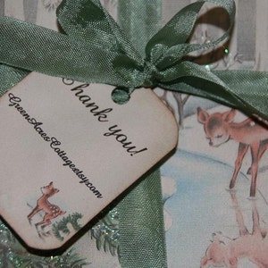 Peut inclure: Un coffret cadeau avec une &eacute;tiquette indiquant "merci !" et "GreenAcresCottagesetsy.com". La bo&icirc;te est envelopp&eacute;e d'un ruban vert et pr&eacute;sente une sc&egrave;ne hivernale avec un cerf.