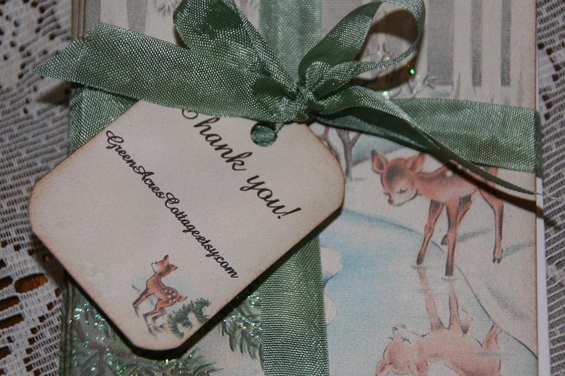 Peut inclure: Un coffret cadeau avec une &eacute;tiquette indiquant "merci !" et "GreenAcresCottagesetsy.com". La bo&icirc;te est envelopp&eacute;e d'un ruban vert et pr&eacute;sente une sc&egrave;ne hivernale avec un cerf.