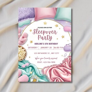 Pu&ograve; includere: Un invito bianco con stelle dorate e il testo "Unisciti a noi per! Pigiama party" e "Il 6&deg; compleanno di Adeline". L'invito presenta un'illustrazione rosa, viola e turchese di cuscini, coperte e altri oggetti legati al sonno.