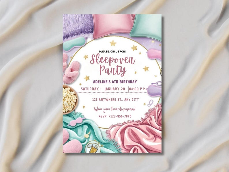 Pu&ograve; includere: Un invito bianco con stelle dorate e il testo "Unisciti a noi per! Pigiama party" e "Il 6&deg; compleanno di Adeline". L'invito presenta un'illustrazione rosa, viola e turchese di cuscini, coperte e altri oggetti legati al sonno.