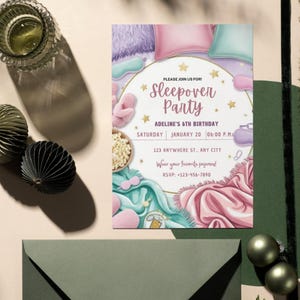 Pu&ograve; includere: Un invito a una festa in pigiama di colore viola, rosa e blu con un bordo di stelle dorate. L'invito presenta un'illustrazione di cartoni animati di cuscini, coperte e una maschera per dormire. Il testo sull'invito recita: "Unisciti a noi per! Festa in pigiama, 6&deg; compleanno di Adeline, Sabato 20 gennaio 18:00, 123 Anywhere St. Any City, Indossa il tuo pigiama preferito! RSVP-123-456-7890".