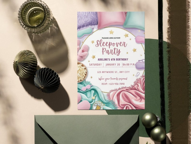 Pu&ograve; includere: Un invito a una festa in pigiama di colore viola, rosa e blu con un bordo di stelle dorate. L'invito presenta un'illustrazione di cartoni animati di cuscini, coperte e una maschera per dormire. Il testo sull'invito recita: "Unisciti a noi per! Festa in pigiama, 6&deg; compleanno di Adeline, Sabato 20 gennaio 18:00, 123 Anywhere St. Any City, Indossa il tuo pigiama preferito! RSVP-123-456-7890".