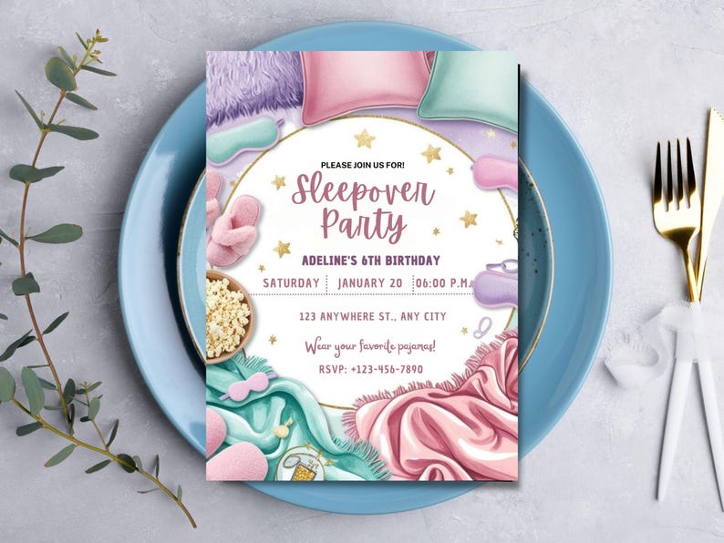 Pu&ograve; includere: Un invito colorato per una festa in pigiama. L'invito presenta uno sfondo bianco con un cerchio dorato e stelle. Il testo recita "Unisciti a noi per! Festa in pigiama, Il 6&deg; compleanno di Adeline, Sabato 20 gennaio, 18:00, 123 Anywhere St., Any City, Indossa il tuo pigiama preferito! RSVP: +123-456-7890". L'invito &egrave; decorato con illustrazioni di cuscini, coperte, maschere per gli occhi, popcorn e pantofole.