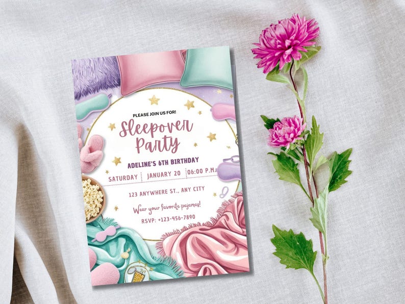 Pu&ograve; includere: Un invito bianco con stelle dorate e un'illustrazione rosa e blu di cuscini, una maschera per dormire e popcorn. Il testo sull'invito recita "Unisciti a noi per una festa in pigiama, il 6&deg; compleanno di Adeline, sabato 20 gennaio, 18:00, 123 Anywhere St., Any City, Indossa il tuo pigiama preferito! RSVP: -123-456-7890".