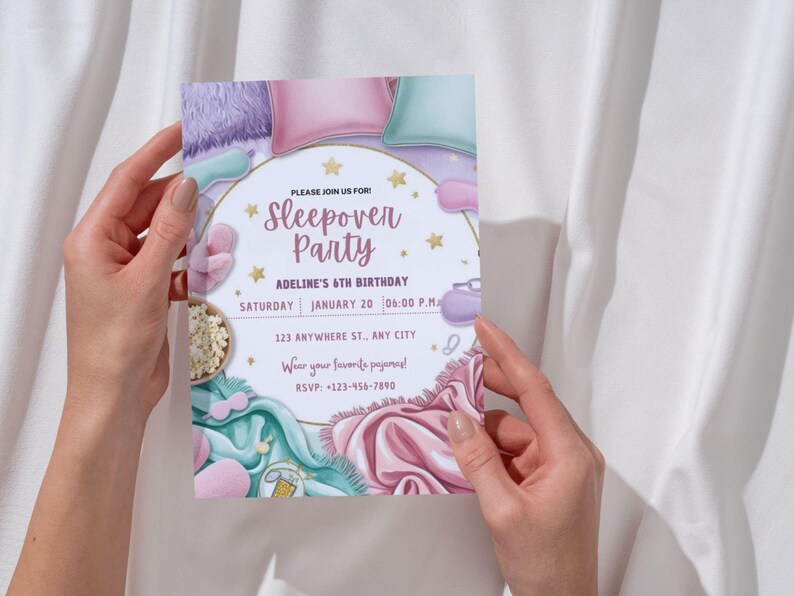 Pu&ograve; includere: Un invito a una festa in pigiama rosa e blu con un bordo circolare dorato. L'invito presenta illustrazioni di cuscini, una maschera per dormire, popcorn e un bicchiere d'acqua. Il testo sull'invito recita: "Unisciti a noi per una festa in pigiama, il 6&deg; compleanno di Adeline, sabato 20 gennaio alle 18:00, 123 Anywhere St., Any City, Indossa il tuo pigiama preferito! RSVP: -123-456-7890".