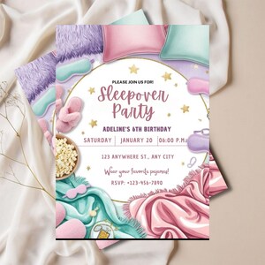 Pu&ograve; includere: Un invito a una festa in pigiama di colore viola e rosa con un bordo di stelle dorate. L'invito presenta una variet&agrave; di articoli legati al sonno, tra cui cuscini, maschere per gli occhi, pantofole e popcorn. Il testo sull'invito recita: "Unisciti a noi per! Festa in pigiama, 6&deg; compleanno di Adeline, Sabato 20 gennaio 18:00, 123 Anywhere St., Any City, Indossa il tuo pigiama preferito! RSVP: 123-456-7890".