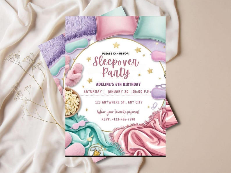 Pu&ograve; includere: Un invito a una festa in pigiama di colore viola e rosa con un bordo di stelle dorate. L'invito presenta una variet&agrave; di articoli legati al sonno, tra cui cuscini, maschere per gli occhi, pantofole e popcorn. Il testo sull'invito recita: "Unisciti a noi per! Festa in pigiama, 6&deg; compleanno di Adeline, Sabato 20 gennaio 18:00, 123 Anywhere St., Any City, Indossa il tuo pigiama preferito! RSVP: 123-456-7890".