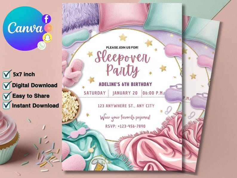 Pu&ograve; includere: Un invito stampabile di 12,7 x 17,8 cm per una festa in pigiama. L'invito presenta una combinazione di colori rosa e blu con illustrazioni di cuscini, coperte e maschere per gli occhi. Il testo sull'invito recita "Festa in pigiama" e "6&deg; compleanno di Adeline".