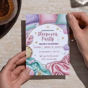 Pu&ograve; includere: Un invito illustrato rosa e blu per una festa in pigiama. L'invito presenta una variet&agrave; di articoli legati al sonno, tra cui cuscini, coperte e maschere per gli occhi. Il testo sull'invito recita: "Unisciti a noi per una festa in pigiama, il 6&deg; compleanno di Adeline, sabato 20 gennaio alle 18:00, 123 Anywhere St., Any City, Indossa il tuo pigiama preferito! RSVP: +123-456-7890".