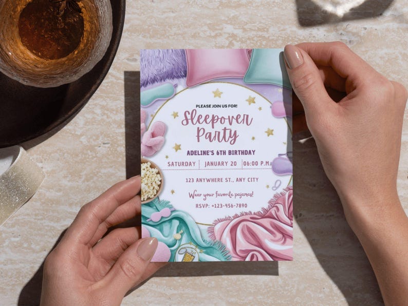 Pu&ograve; includere: Un invito illustrato rosa e blu per una festa in pigiama. L'invito presenta una variet&agrave; di articoli legati al sonno, tra cui cuscini, coperte e maschere per gli occhi. Il testo sull'invito recita: "Unisciti a noi per una festa in pigiama, il 6&deg; compleanno di Adeline, sabato 20 gennaio alle 18:00, 123 Anywhere St., Any City, Indossa il tuo pigiama preferito! RSVP: +123-456-7890".