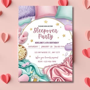 Pu&ograve; includere: Un invito a una festa in pigiama rosa e blu con sfondo bianco. L'invito presenta un'illustrazione di cartoni animati di cuscini, coperte, pigiami e popcorn. Il testo sull'invito recita: "Unisciti a noi per! Festa in pigiama, 6&deg; compleanno di Adeline, Sabato 20 gennaio 18:00, 123 Anywhere St., Any City, Indossa il tuo pigiama preferito! RSVP: 123-456-7890".