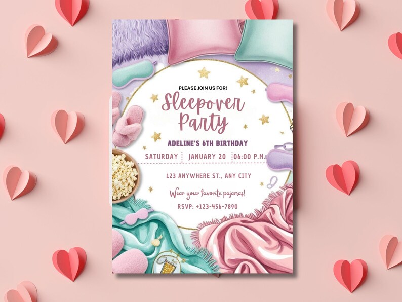 Pu&ograve; includere: Un invito a una festa in pigiama rosa e blu con sfondo bianco. L'invito presenta un'illustrazione di cartoni animati di cuscini, coperte, pigiami e popcorn. Il testo sull'invito recita: "Unisciti a noi per! Festa in pigiama, 6&deg; compleanno di Adeline, Sabato 20 gennaio 18:00, 123 Anywhere St., Any City, Indossa il tuo pigiama preferito! RSVP: 123-456-7890".