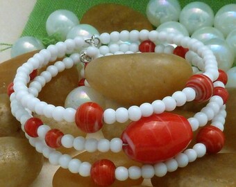 Bracelet, large red oval focal bead and red rounds with white glass rounds, large, 3 loops of memory wire