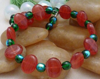 Bracelet of red flat ovals with green iridescent rounds, large, 1 loop memory wire