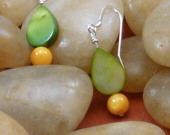 Earrings mother of pearl green teardrop orange pierced