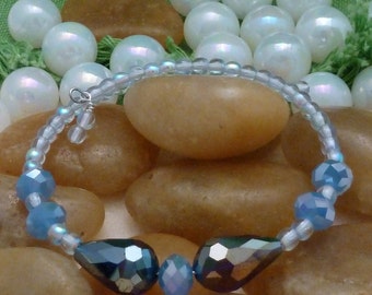 Bracelet with blue iridescent teardrop focal beads and blue opal rondelles, large, memory wire