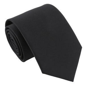 Può includere: Una cravatta nera tinta unita, arrotolata e angolata verso destra. La cravatta ha una sottile trama a coste e un'estremità classica e appuntita. Il colore scuro suggerisce un accessorio formale o business.