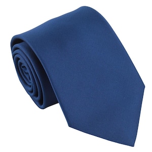 Könnte beinhalten: Eine gerollte marineblaue Krawatte. Die Krawatte besteht aus einem strukturierten Stoff und ist nach rechts abgewinkelt. Ein klassisches Accessoire für formelle oder geschäftliche Anlässe. Die Krawatte hat einen tiefen Blauton.