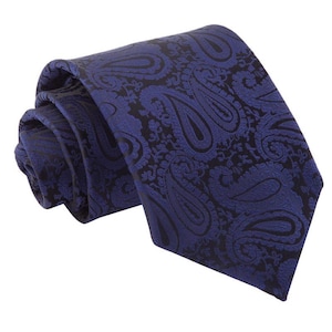 Könnte beinhalten: Eine marineblaue Paisley-Krawatte mit einem sich wiederholenden Muster aus dunkelblauen und schwarzen Tropfenformen. Die Krawatte besteht aus einem strukturierten Stoff und ist ordentlich gefaltet, wodurch das komplizierte Design zur Geltung kommt. Dieses formelle Accessoire eignet sich für verschiedene Anlässe.