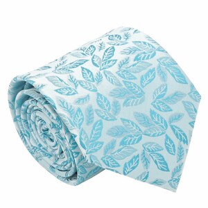 Pode incluir: Gravata enrolada com um padrão de folhas repetido em tons de azul claro e branco. A gravata é feita de um tecido liso e está enrolada, mostrando o design intrincado. As folhas são detalhadas e criam uma aparência texturizada.