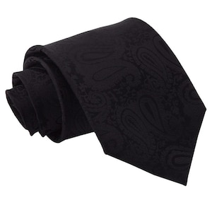 Peut inclure: Une cravate noire enroulée avec un motif cachemire. La cravate est faite d'un tissu texturé et convient aux occasions formelles. La couleur sombre et le design complexe en font un accessoire polyvalent.